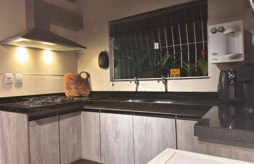 Descubra a Casa Felicidade em Belém! Climatizada, com sala ampla, 2 quartos, mezanino e Wi-Fi veloz. Localização central perto de atrações e gastronomia. Viva a Amazônia com conforto exclusivo. Reserve já sua experiência inesquecível! - Photo 26