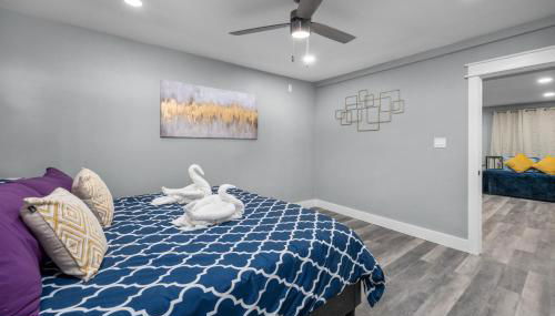 Modern 2BR City Center Getaway with Free Park - Foto 5