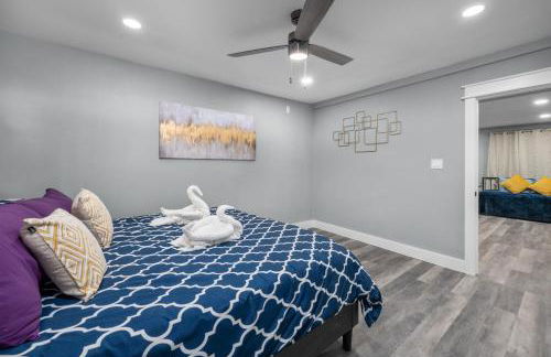 Modern 2BR City Center Getaway with Free Park - Foto 5