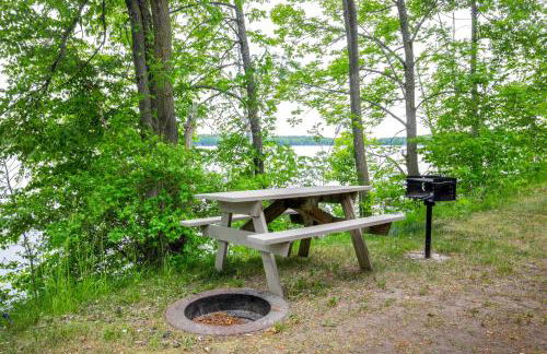 Lakefront Wisconsin Cabin Dock, Walk to Beach! - Foto 22