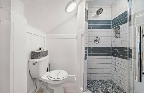 Oceanfront home with pool, large decks, fire pit and private walkover to the beach - Foto 25