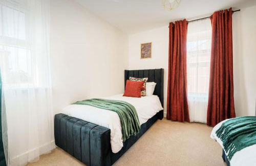 Large 4BR House Leeds, Contractor Friendly - Photo 22