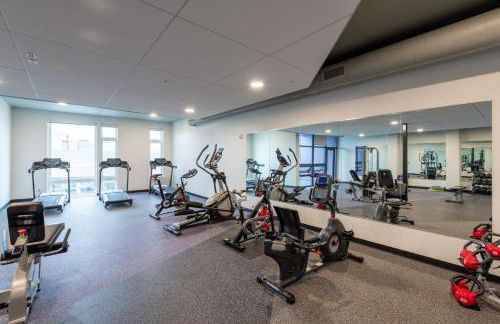 Modern 1BR Apt with Rooftop, Gym, and Parking - Foto 11