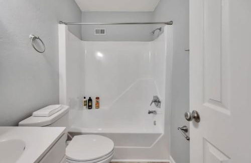 Simple 1BD Near Duke & Hospital - 2nd Floor - Photo 5