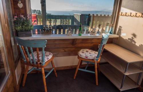 Enlli Fach cabin sleep's 2 adults and 2 children 2 dogs welcome not suitable for contract workers due to parking height restrictions - Photo 10