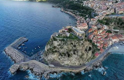 CALABRIA COLLINA DI SCILLA CASALE OSTELLO1800 SELF SERVICE GIARDINO STANZE E APPARTAMENTI PER FAMIGLIE COPPIE E SINGLE Melia Pzza S Gaetano 16 - Foto 3