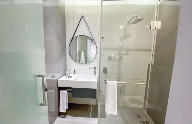 Sandtoncity-apartment-sleeps2-pool-parking - Photo 10