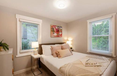 Chic 3BR 2BA Duplex w Serene View BBQ near airport - Foto 3