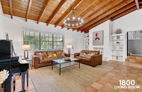 3 Home 12 bedroom compound with Pool and BBQ sleeps 24 - Foto 1