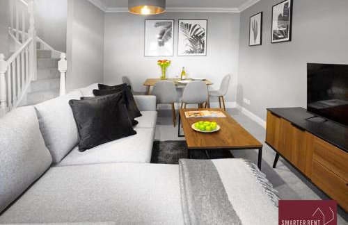 Woking - 2 Bedroom House - Parking - Photo 2