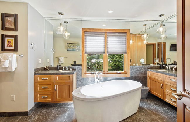 Luxury Mountain Chalet Deck w/ BBQ & Lake Views - Photo 18