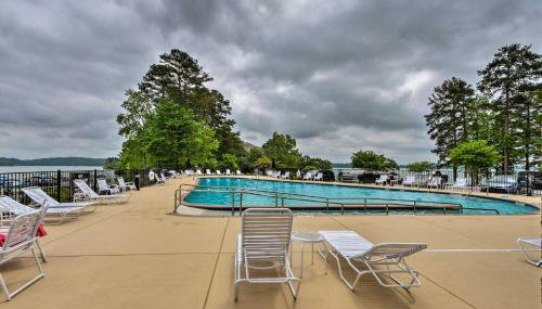 Lakefront Condo with Resort-Style Amenities and Marina - Foto 3