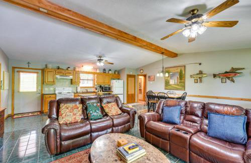 Flippin Home with Fire Pit Walk to White River! - Foto 4