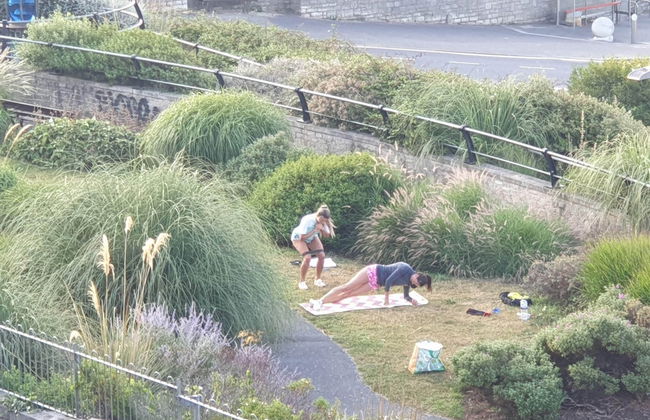 Beach Front 2-bed Apartment With Deck & BBQ - Foto 17