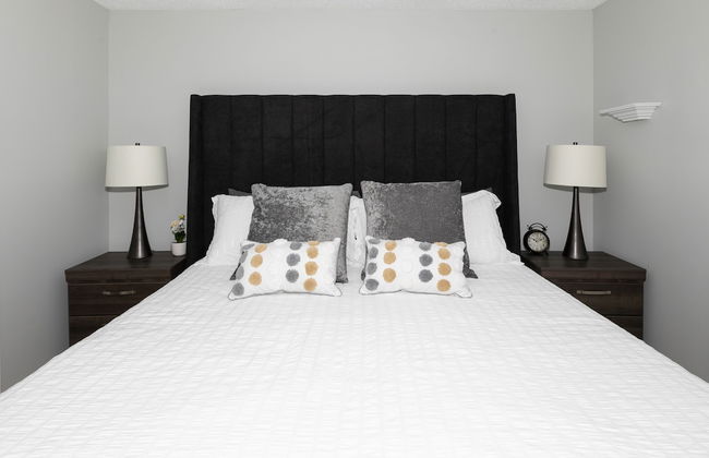 Dream 4-Br 4-Ba Chalet | Private Hot Tub | 2 min to Jasper National Park Gates - Photo 3