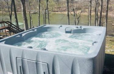 Beautiful Waterfront with Dock Firepit Hot tub - Foto 49