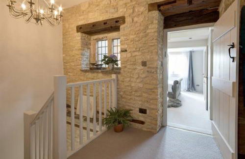 Historic Cotswold Chic Style for UK staycation - Photo 19