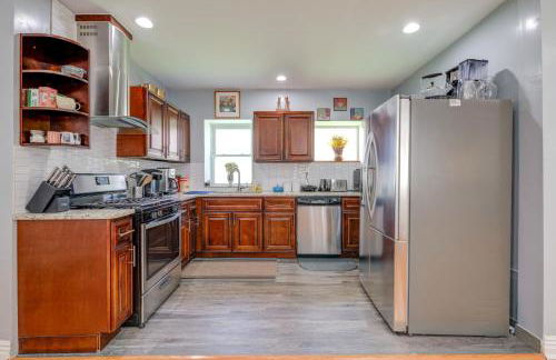 Spacious 5-BR House near Transit w Parking - Foto 7