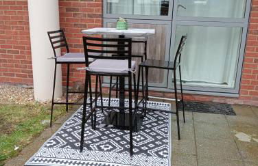 Beautiful Marina Apartment with private garden, flexible bedrooms with zip & link beds - Photo 30