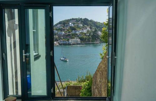 Riverside Apartment with Stunning Views & Patio - Foto 8