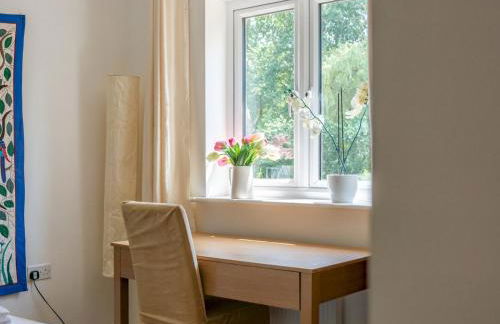 Cheerful 2-Bedroom house with Private parking - Pass the Keys - Foto 9