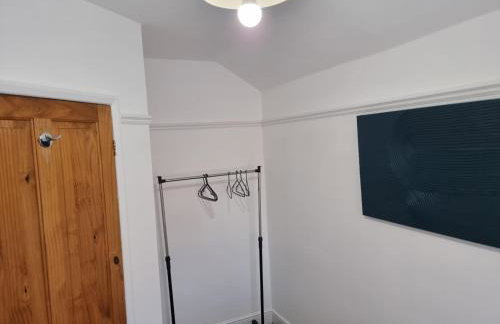Entire 3 bedroom home with Parking in Welling, London, UK - Photo 25