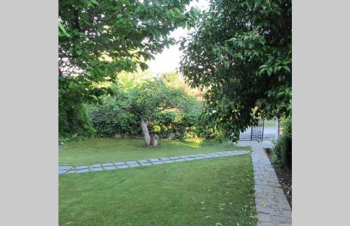 Τraditional fully detached villa on a luxurious hillock of Thessaloniki with its own garden also for family & wedding gatherings for 10 to 25 people only 15 minutes from airport - Foto 5