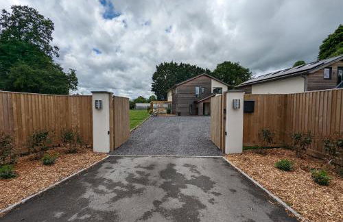 Unique, Spacious, Self-Built Eco Home with huge garden and movie room - Photo 59