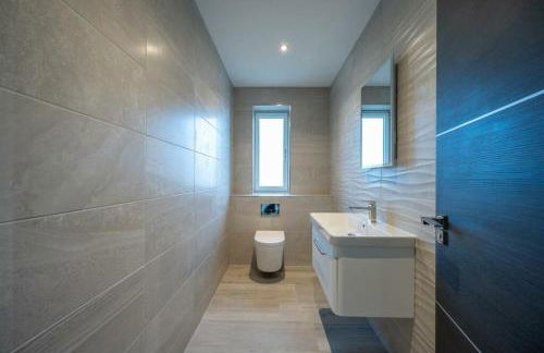 Modern 5 Bedroom Luxury Home with Sea Views and Hot Tub - Photo 24