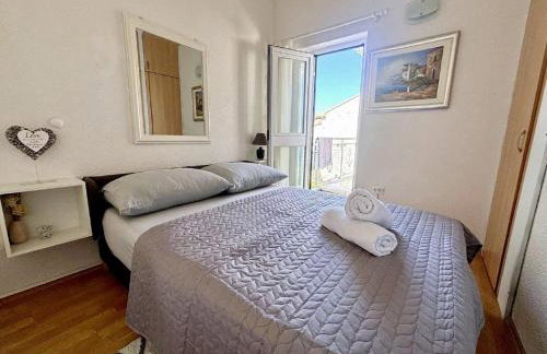Indy's Beach Apartments -Two Bedroom Apartment with Balcony and Sea View - Photo 36