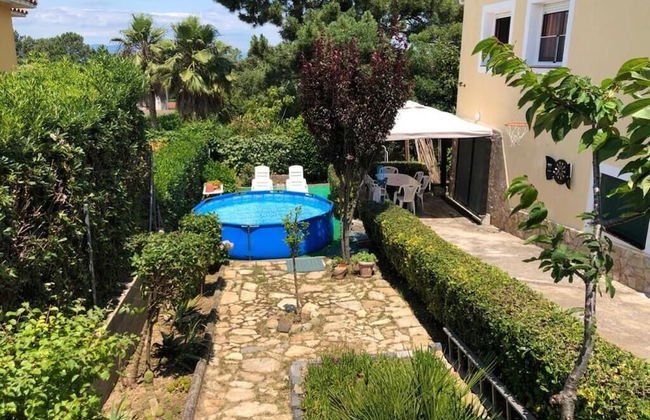 Julia in Lloret de Mar - Photo 2