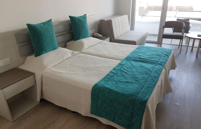 Melini Hotel Suites - Photo 12