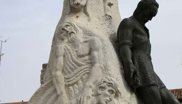 Admirez les détails des sculptures