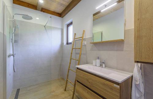 Villa David - luxurious secluded villa with a heated pool - Foto 28