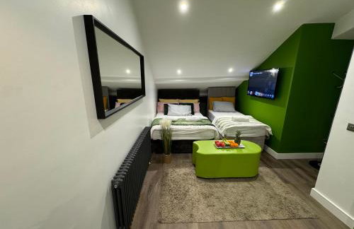 Southgate Luxury Apartments-Jaquzzi Bath-Private Parking- suitable for contractors - Foto 43