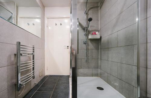 2BR w Balcony Swiss Cottage Near Central London - Foto 46