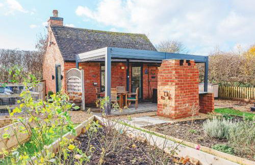 Cottage with Hot Tub - near Cheltenham and Tewkesbury - Photo 2