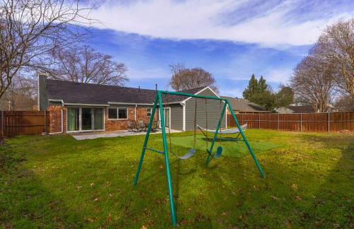 Beautiful home with backyard - Photo 38