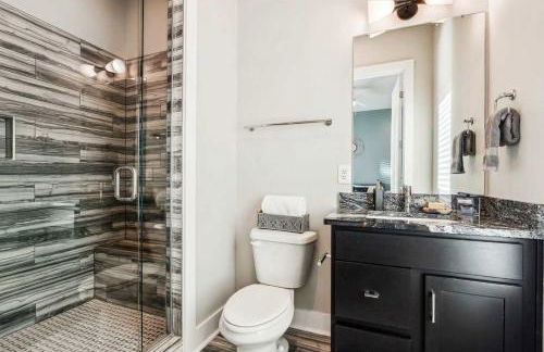 Private Home with Rooftop Game Room near Downtown - Foto 21