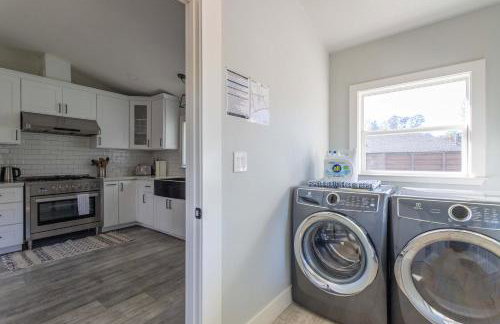 Relaxing 3BR Home with Vineyard View Rooftop Deck and Game Room - Foto 28