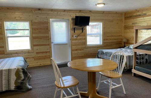 Wonderful Cabin that Sleeps 12 near the Cedar River in Letts, Iowa - Foto 4