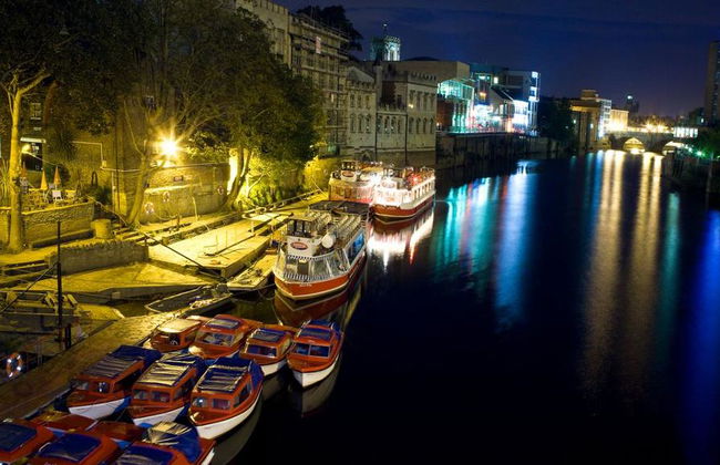 Crucero nocturno iluminado por el río Ouse - Foto 1