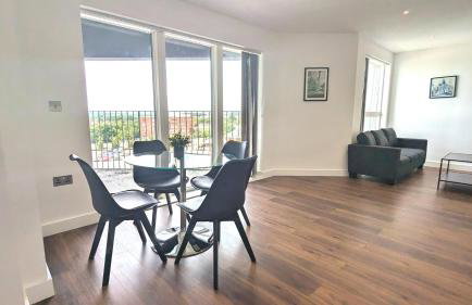 Grand Exchange near Ascot 2 bed with Parking - Photo 5