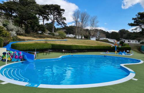 Cozy 3 bedroom Caravan, Sleeps 8, at Parkdean Newquay Holiday Park - Foto 68