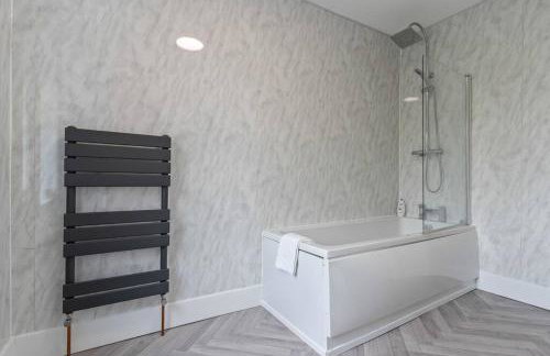 Beautiful House - Sleeps up to 7 - Free Parking, Fast Wifi and Smart TV by Yoko Property - Foto 18