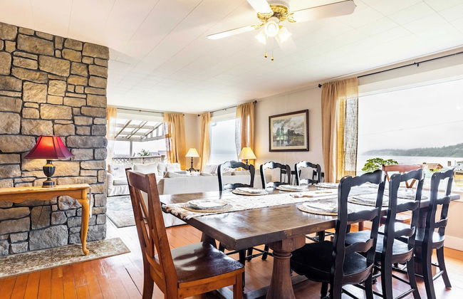 Private Beach Access + Water Views! Sleeps 18, Historic 6bdr Farmhouse w/ Deck - Foto 13