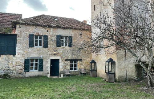 Historic Mansion by River Cénevières - Foto 9