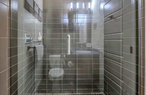 New! Remodeled, Pool-Side, 1-min to Beach Path! - Foto 53