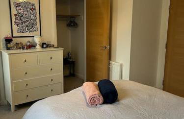 Lovely 2 bedroom home, free parking, 6 mins from airport - Foto 2