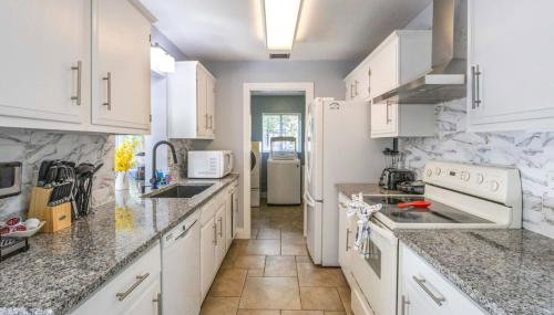 Beach Retreat Downtown Hot Tub - Foto 4, stove, dishwasher, toaster